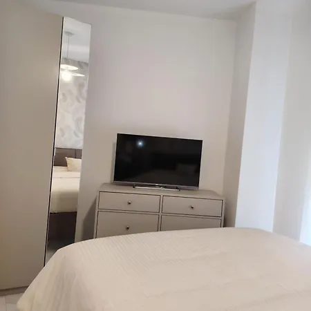 Varese- Family & Group With Private Parking *